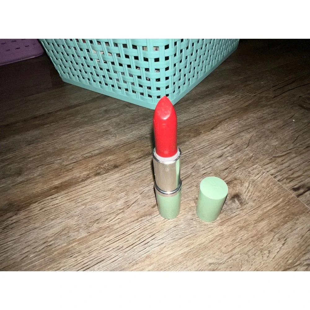 Clinique Different Lipstick Angel Red Satin Finish Creamy Ribbed Tube Case lips